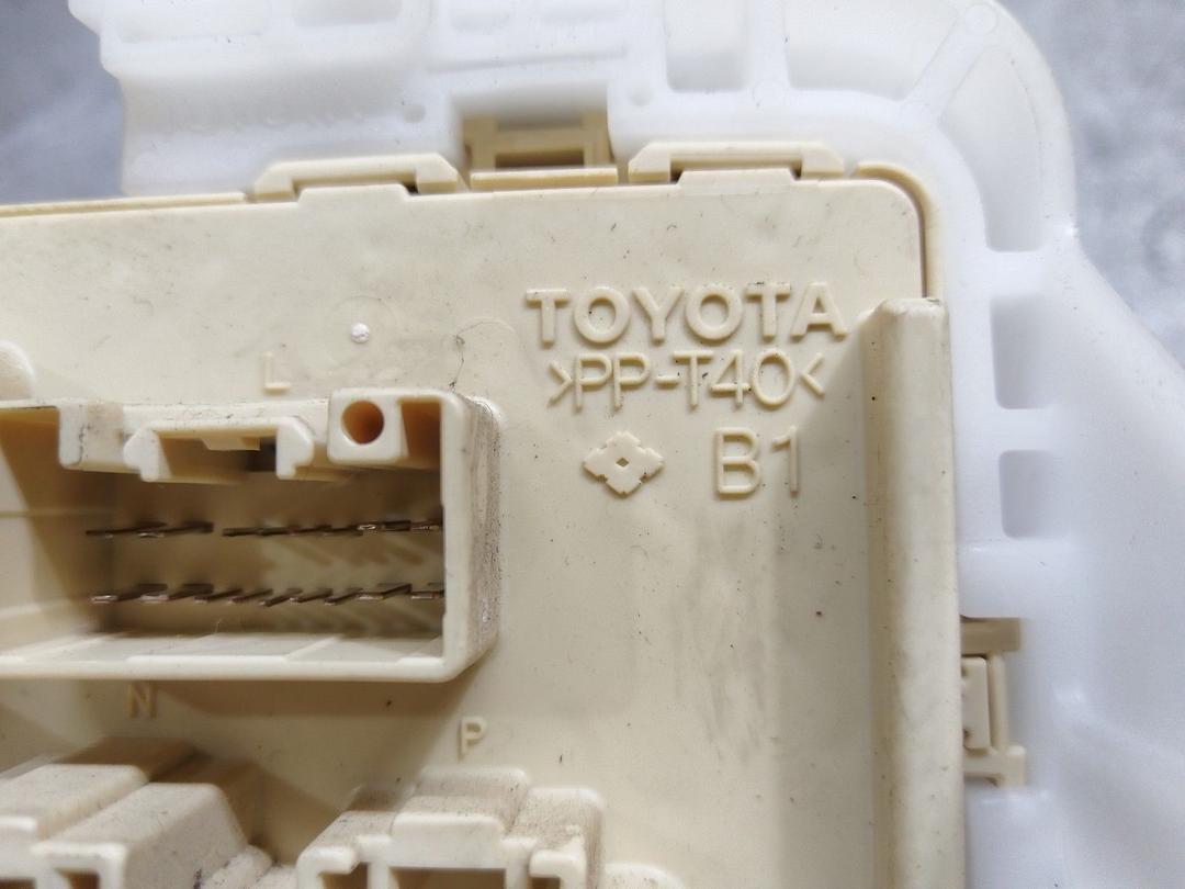 Блок предохранителей D1759F Toyota Corolla Verso купить на авторазборке
