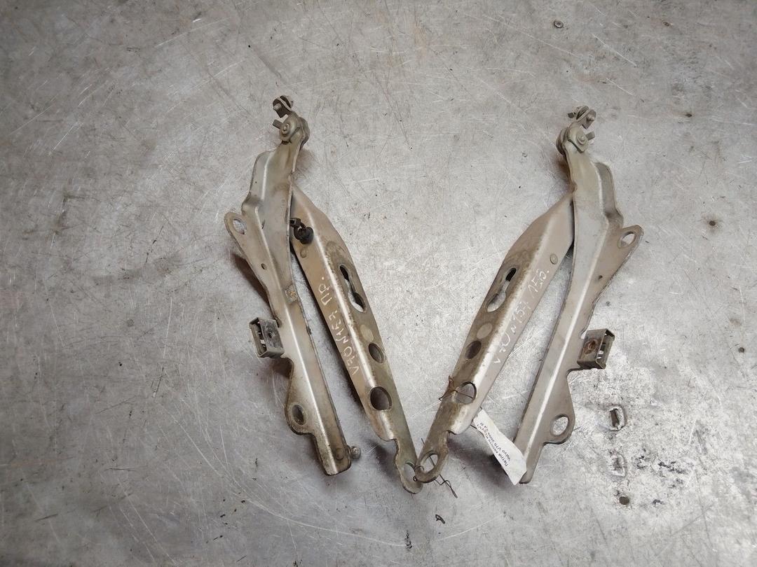 Петля капота KL2YV1 Volvo V70 - Фото 1