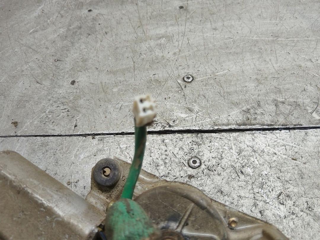 Моторчик заднего стеклоочистителя (дворника) P5Y3DG Mazda 323 купить в магазине запчастей бу