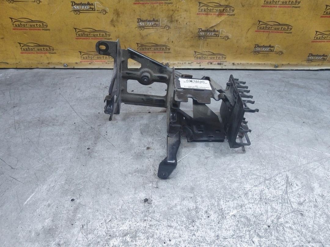 Кронштейн C5PJ9N Volkswagen Passat купить