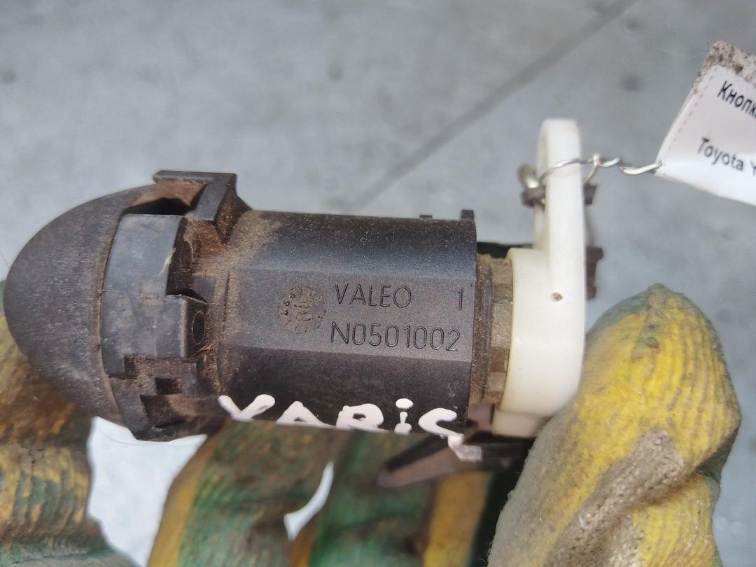 Кнопка открытия багажника UW0X7B Toyota Yaris купить на авторазборке