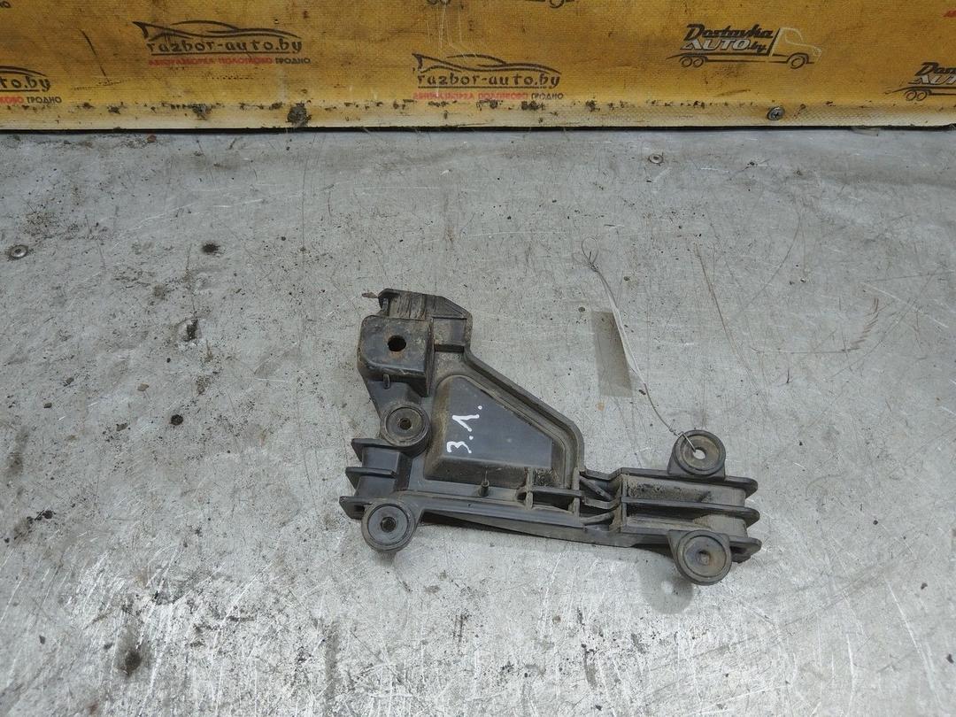 Кронштейн крепления бампера заднего P75Z22 Audi 100