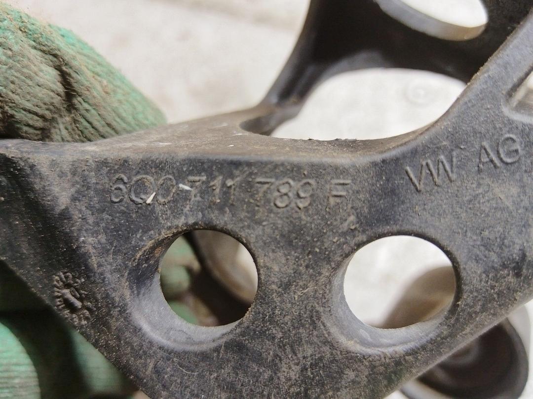 Кронштейн крепления троса КПП D3S679 Skoda Fabia купить в магазине запчастей бу