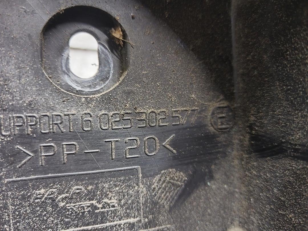 Короб предохранителей DH2E4D Renault Espace купить в магазине запчастей бу