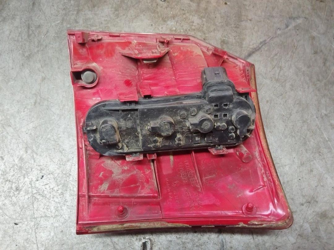 Фонарь задний левый N8W58V Audi A4 купить в магазине запчастей бу