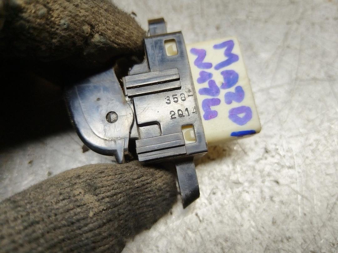 Кнопка стеклоподъемника заднего левого G0PPF6 Mazda Premacy купить в магазине запчастей бу