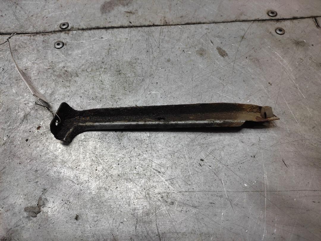 Кронштейн крепления крыла переднего правого JKS9WS Audi 80 купить