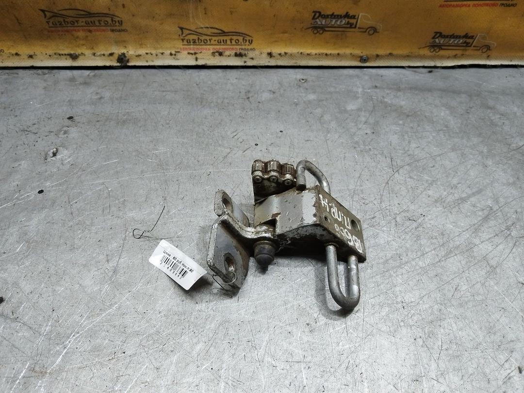 Петля двери передней правой YS4YJ7 Volkswagen Passat