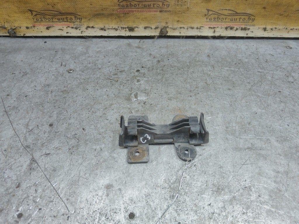 Кронштейн крепления бампера переднего WHUVDX Audi 100 - Фото 1