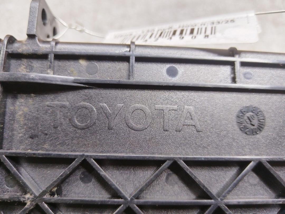 Подстаканник T52517 Toyota Avensis купить на авторазборке