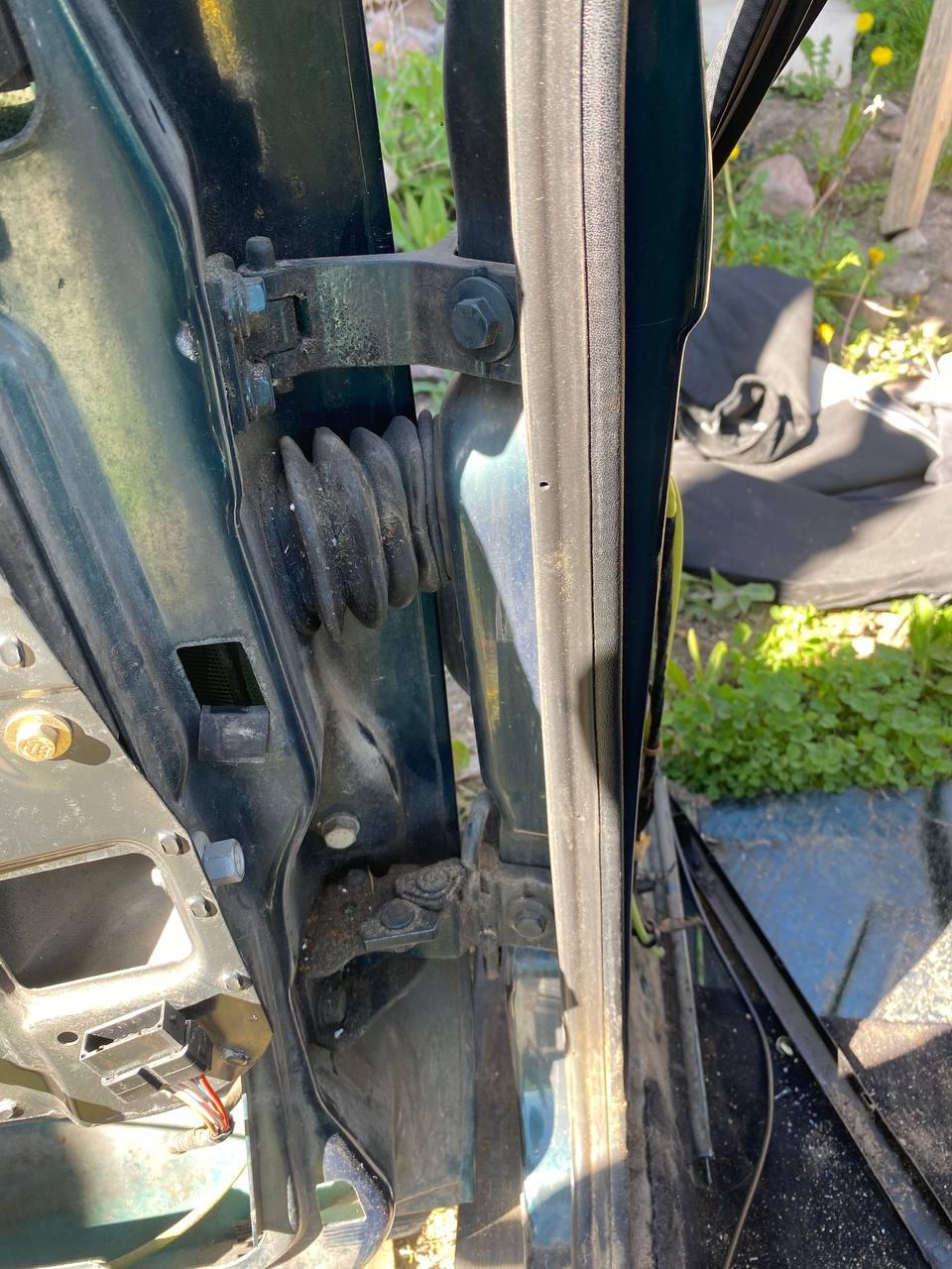 Петля двери задней левой P5J189 Audi 80