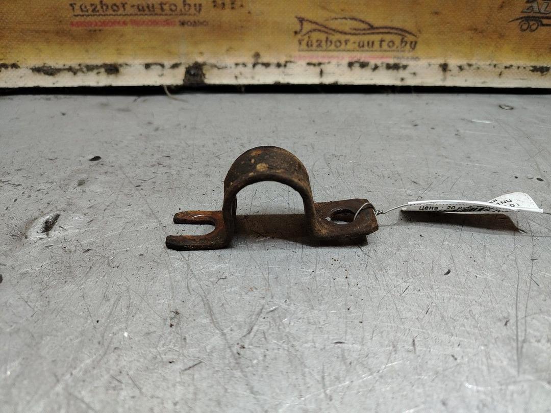 Крепление втулки стабилизатора 4Y51NU Nissan Primera - Фото 2