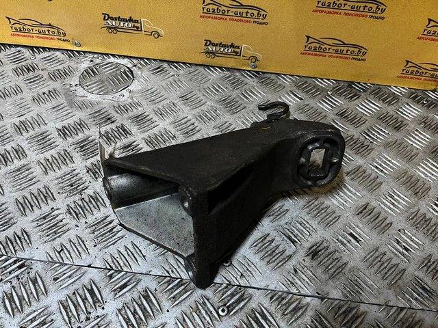 Кронштейн двигателя E7FTHZ Audi 100 - Фото 1