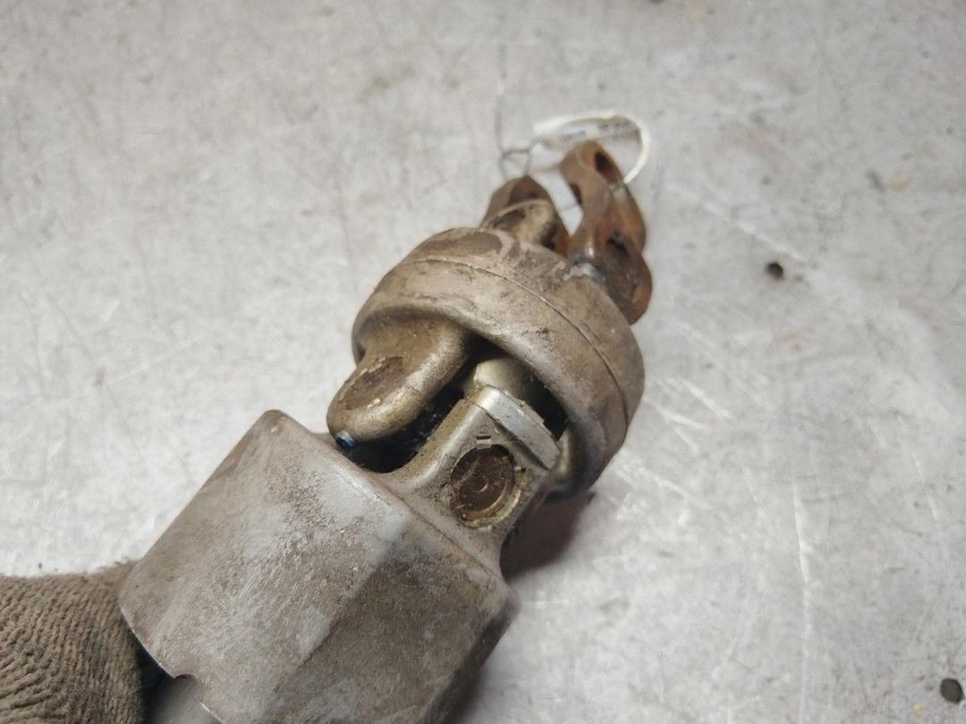 Рулевой карданчик 23UVOM Volkswagen Passat купить в магазине запчастей бу