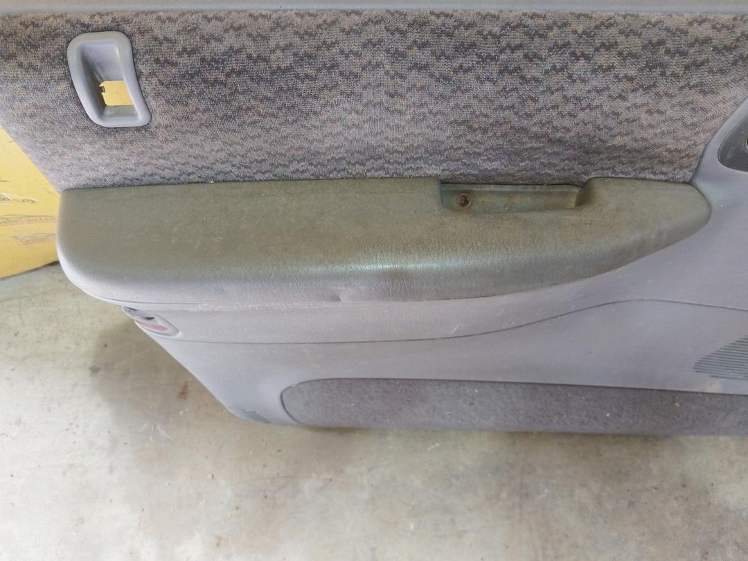 Обшивка двери передней левой (дверная карта) QYV73Y Chrysler Voyager купить на авторазборке