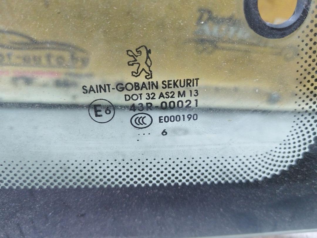 Стекло кузовное боковое правое 5542UQ Peugeot 206 купить