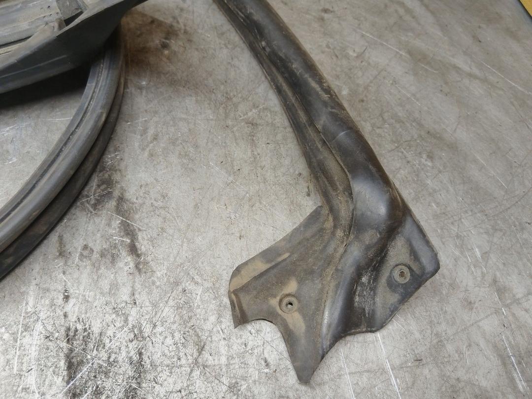 Уплотнитель 54QI0L Subaru Forester купить на авторазборке