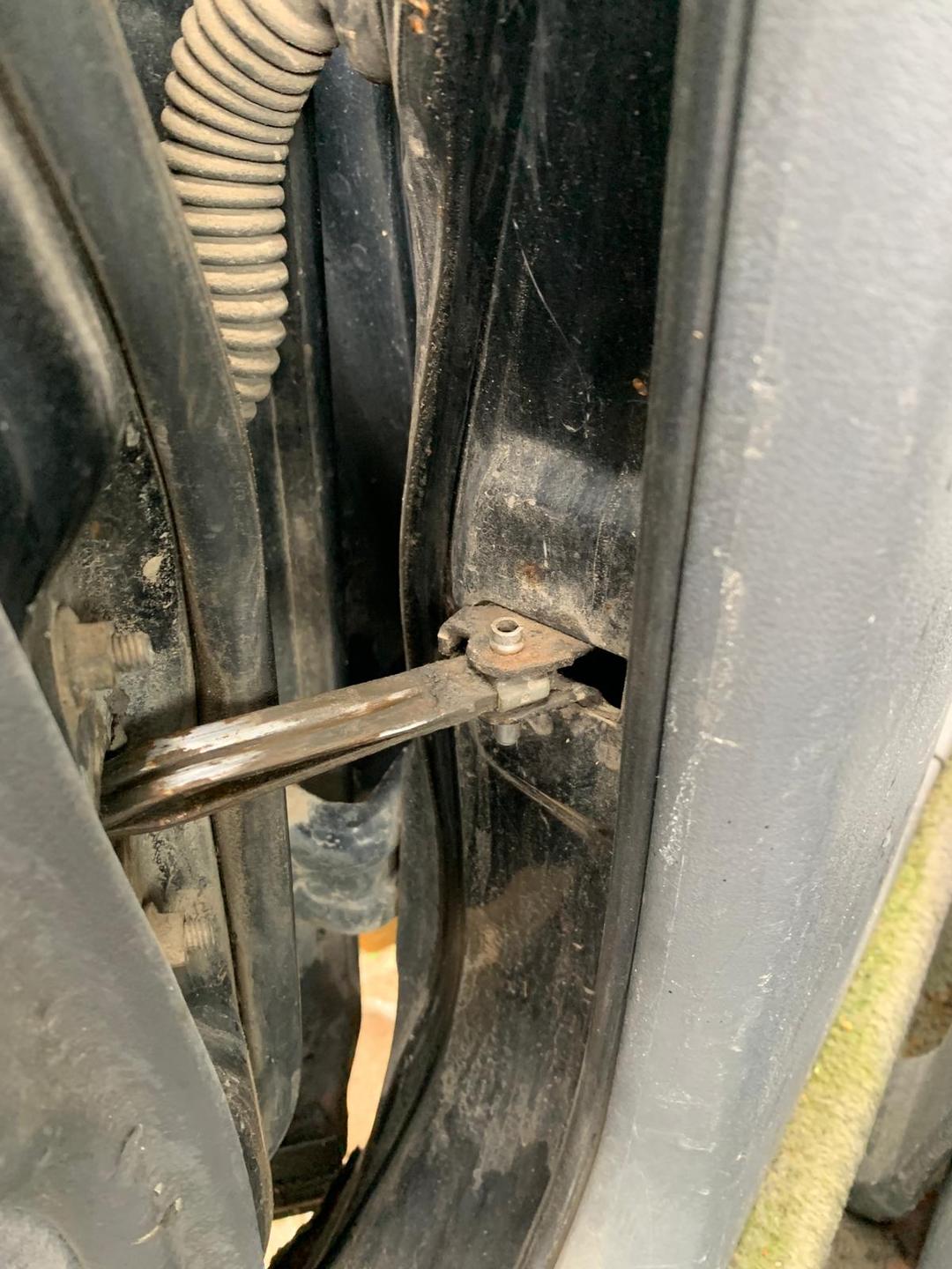 Ограничитель открывания двери передней AYF9EQ Mazda 626