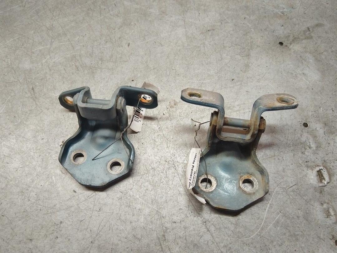 Петля двери передней левой NJ3M89 Mazda Premacy купить с доставкой