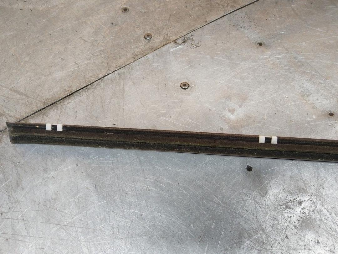 Молдинг стекла двери передней левой наружный GBP0JJ Nissan Almera купить в магазине запчастей бу