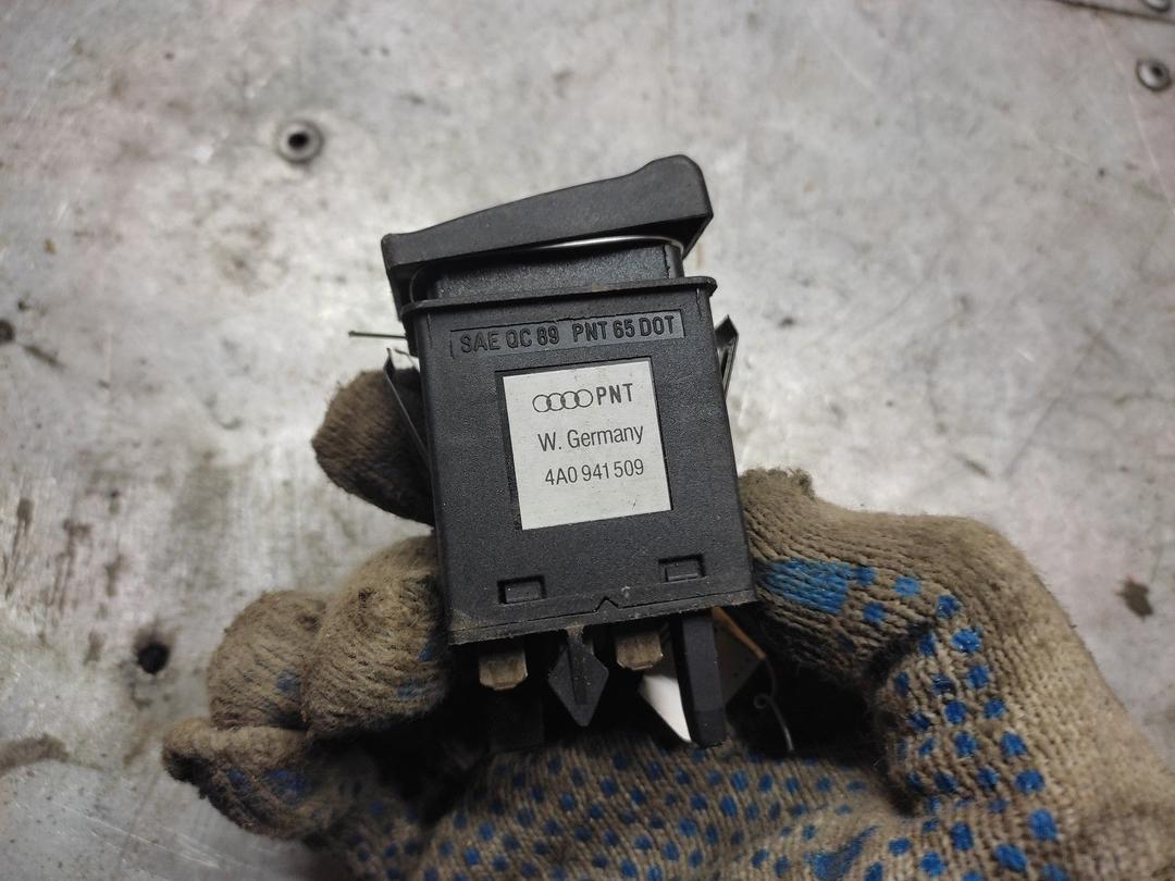 Кнопка аварийной сигнализации KO1S93 Audi 80 купить