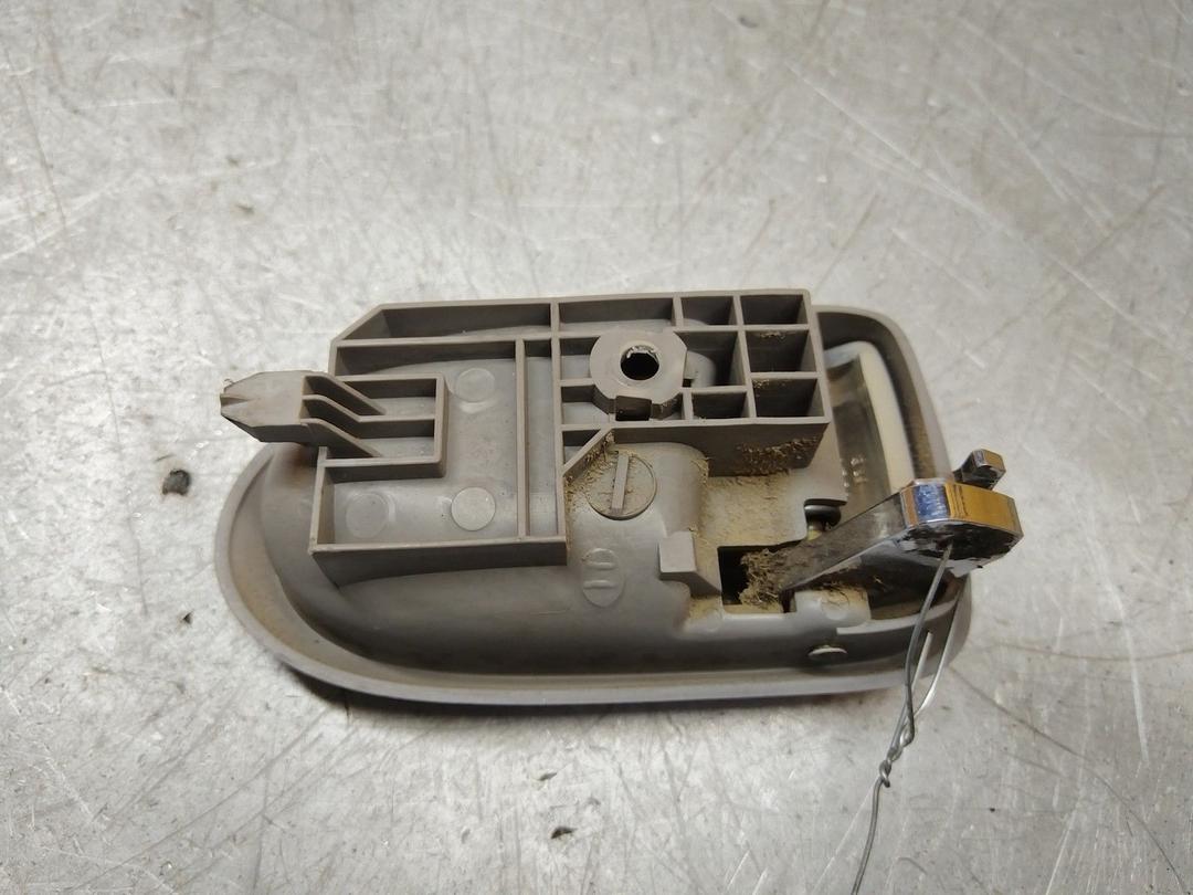 Ручка внутренняя задняя левая 5OI8M7 Mazda Premacy - Фото 2