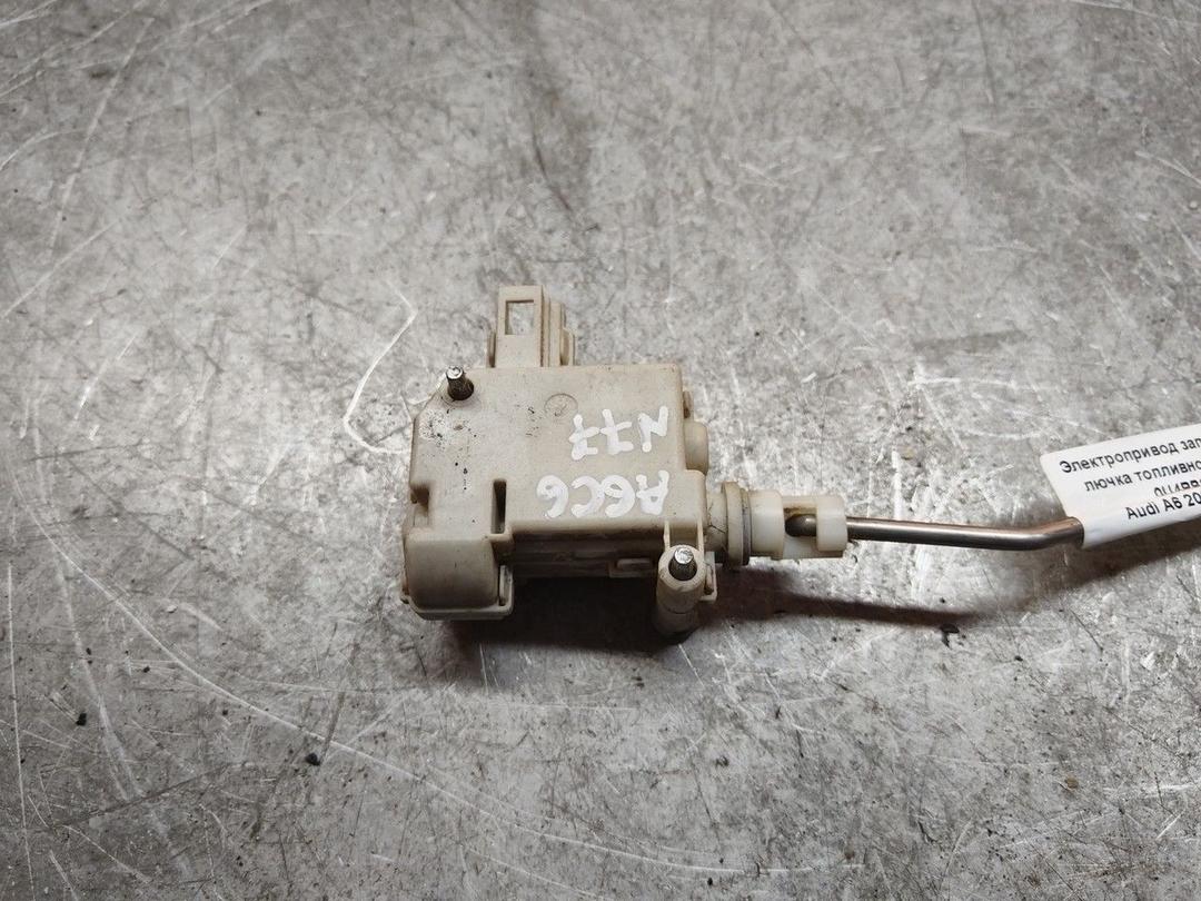 Электропривод запирания лючка топливного бака 0U4RB3 Audi A6 - Фото 2