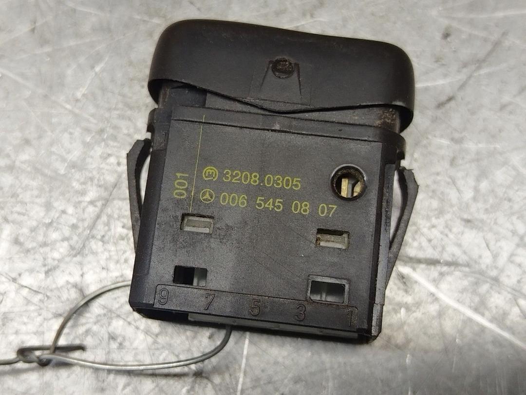 Кнопка антипробуксовочной системы 6UF1P8 Mercedes Sprinter купить в магазине запчастей бу