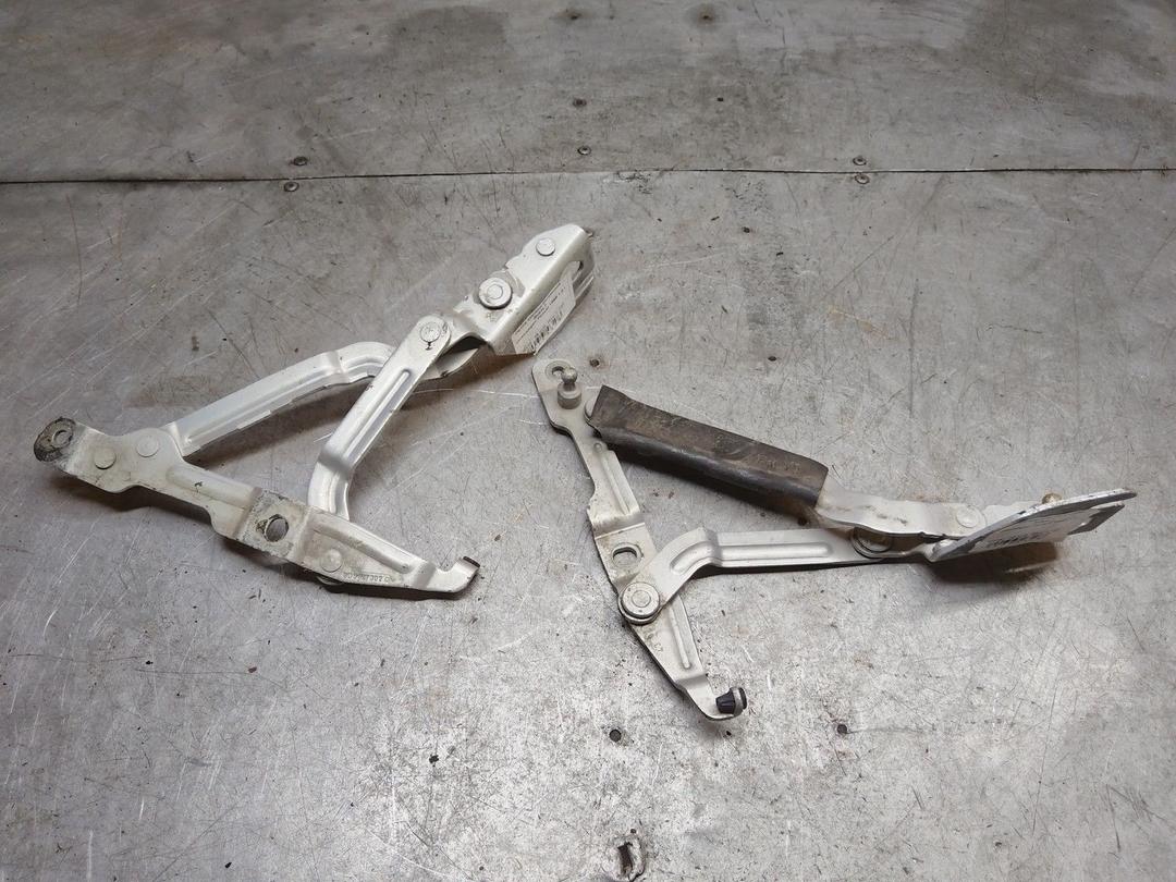 Петля крышки багажника 2H93L7 Volkswagen Passat