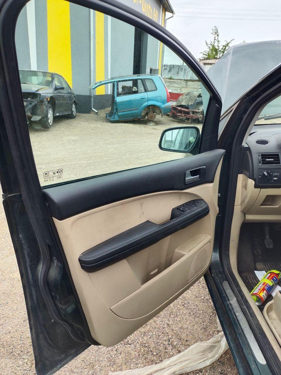 Уплотнитель двери передней левой M16RHH Ford C-Max