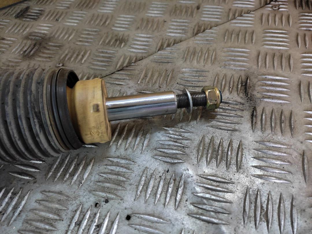 Амортизатор передний левый DC5M7N Skoda Fabia купить