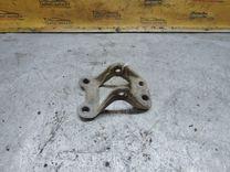 Кронштейн крепления рычага задней подвески O1U96Y Peugeot 406