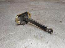 Ограничитель открывания двери задней 0T0665 Mitsubishi Carisma