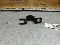 Крепление втулки стабилизатора 4Y51NU Nissan Primera - Фото 3