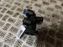 Фланец (тройник) системы охлаждения 7X823J Volkswagen Passat