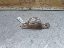 Крепление втулки стабилизатора 7YEW0N Peugeot 406 - Фото 2