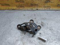 Кронштейн крепления троса КПП D3S679 Skoda Fabia