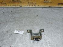 Петля крышки багажника 698F2H Kia Carnival - Фото 1