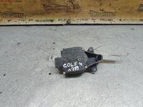 Моторчик заслонки печки 5URNVB Volkswagen Golf - Фото 2