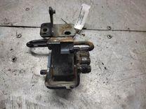 Петля двери передней левой YTHF0T Audi A3