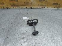 Ограничитель открывания двери задней AXKW1Z Mercedes A W168 - Фото 3