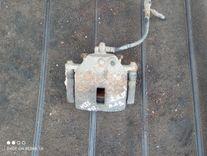 Суппорт передний левый E4YIYM Nissan Primera