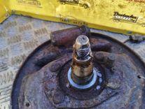 Цапфа задняя (ось ступицы) HGE1W8 Kia Carnival купить в магазине запчастей бу