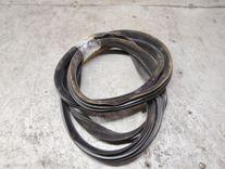 Уплотнитель двери задней правой Y3FZ74 Volvo V70 купить